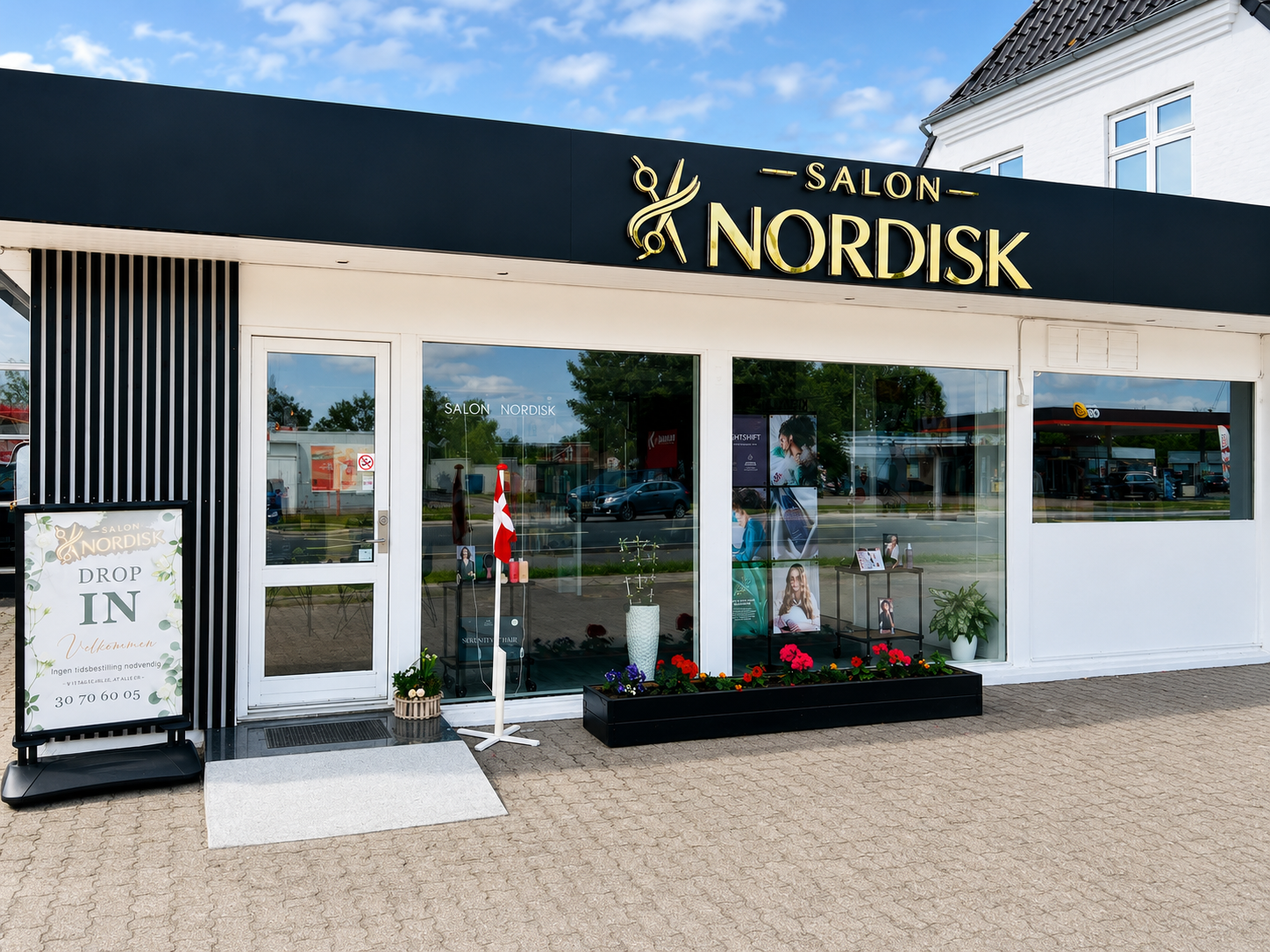 Salon Nordisk set udefra med skilt og indgang