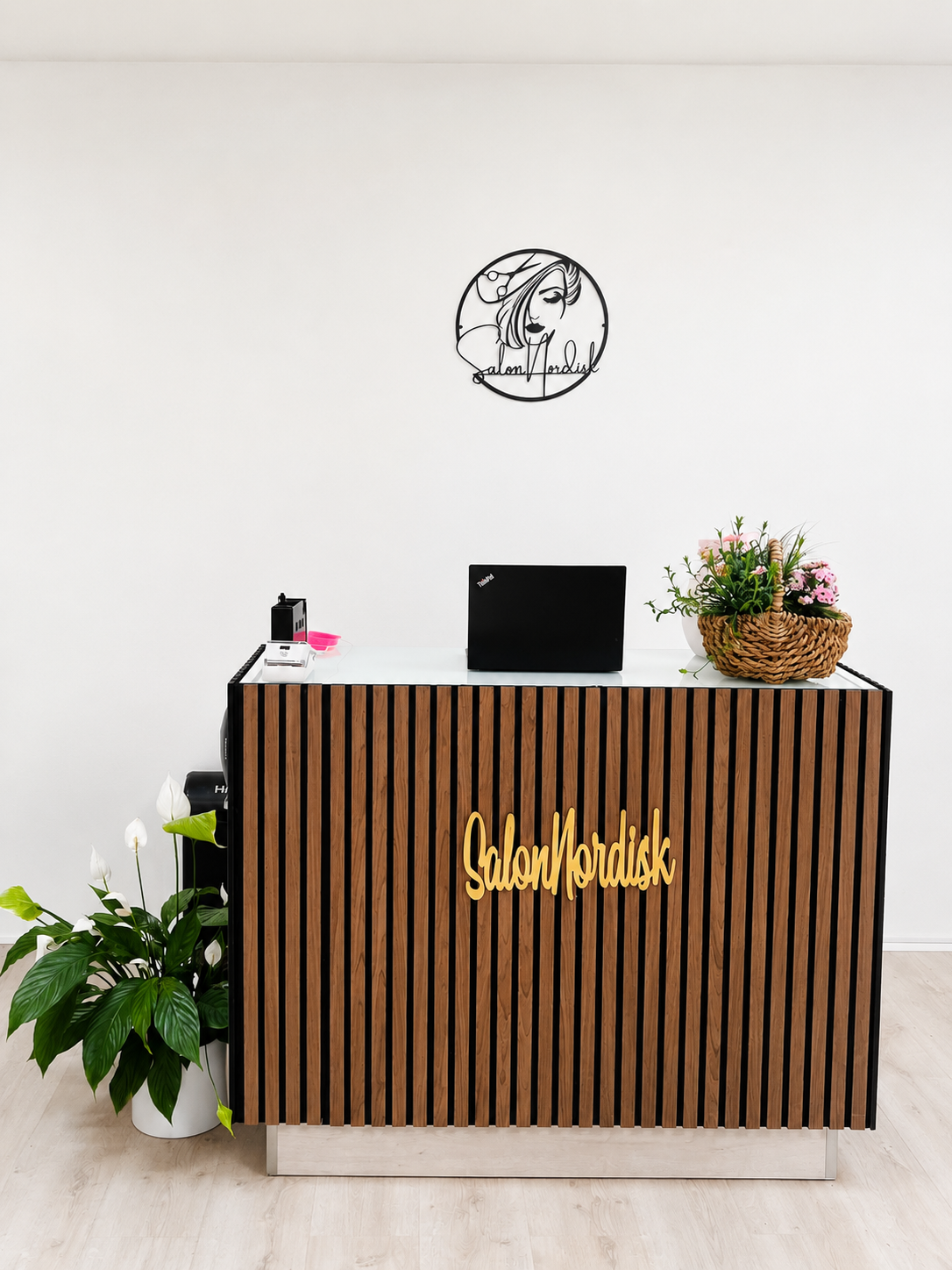 Receptionen hos Salon Nordisk med træfront og planter