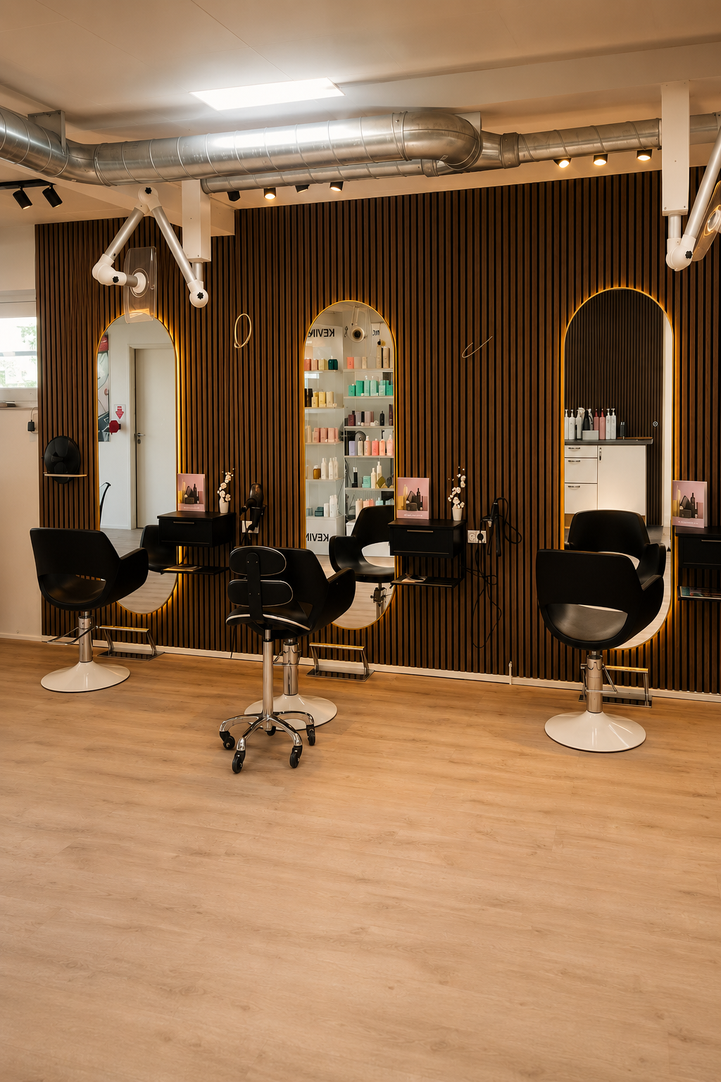 Salon Nordisk med træpanel, spejle og frisørstole